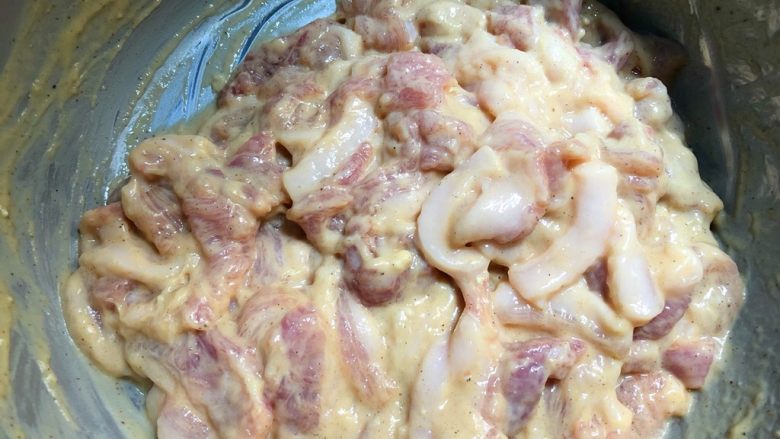 小酥肉,搅拌至地瓜粉完全融化,无颗粒状态