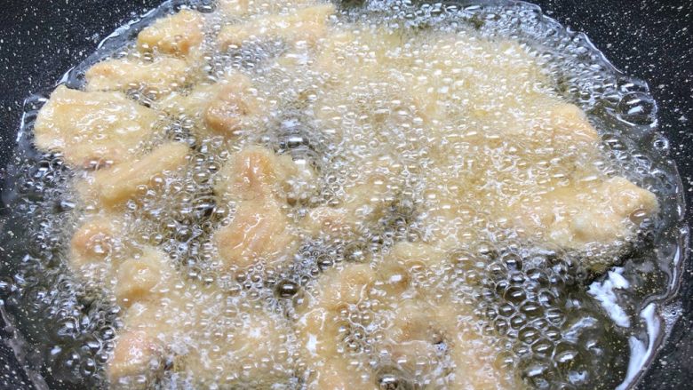 小酥肉,锅里放入500ml油,烧至八成热,放入五花肉炸制