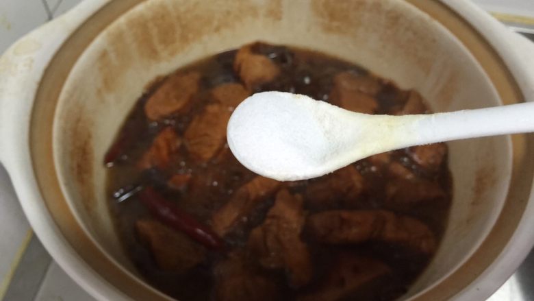 酱键子肉,汤汁变少，肉炖酥烂，加入一勺盐。