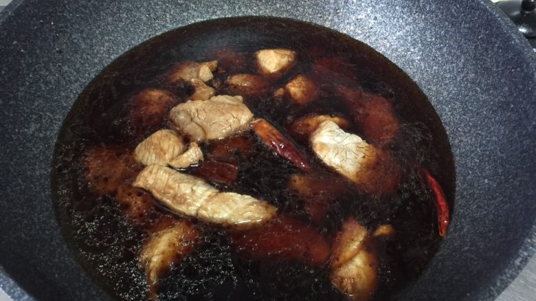 酱键子肉,加入大碗清水并煮开