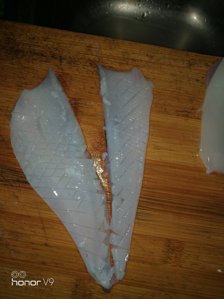 葱香鱿鱼,注意要切成2边,这样鱿鱼炒起来才能卷卷的。