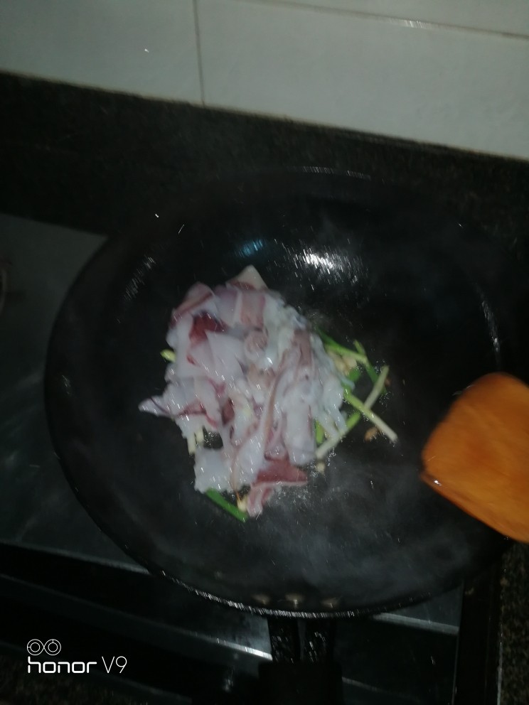 葱香鱿鱼,加鱿鱼下去,快火爆炒