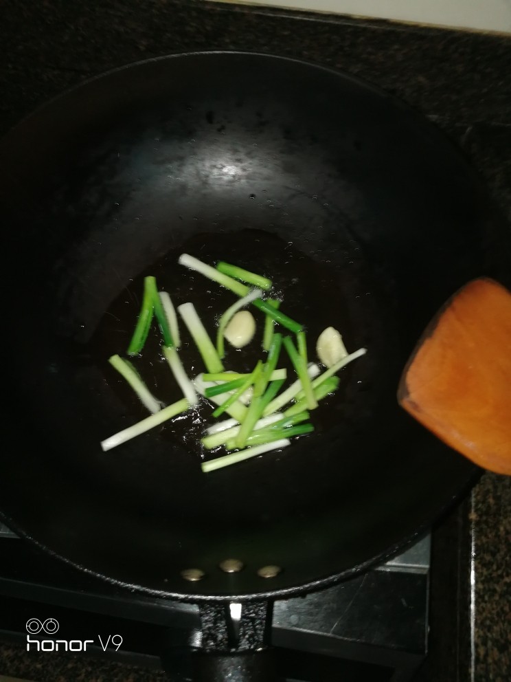 葱香鱿鱼,锅加油,油温热到6成加蒜,加葱白,爆炒出香味出来。