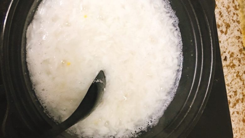 腊味煲仔饭,大米事先浸泡半小时,然后上火煮开,煮开后关火用勺子搅动一下,这一步很重要,一定要从底部搅动,这样不容易糊锅。搅完后直接关火加盖焖