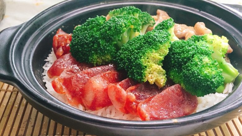 腊味煲仔饭,最后加上事先焯水的西兰花,加上事先调好了酱汁(酱汁用一大勺蚝油、两勺生抽、半勺老抽、少许鸡精和白糖,加小半碗开水调匀,这一步忘记拍照了,大家可以以文字作参考)