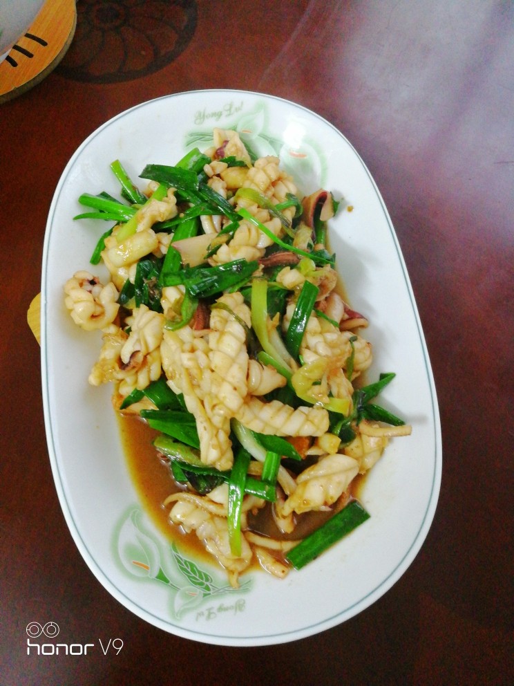 葱香鱿鱼,好看葱香鱿鱼就做好了,再配上一碗白饭更美食。