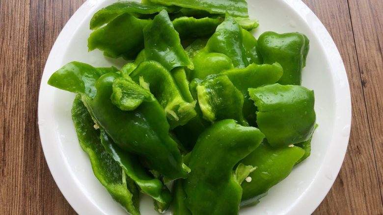虎皮青椒,青辣椒洗净,用手掰成块