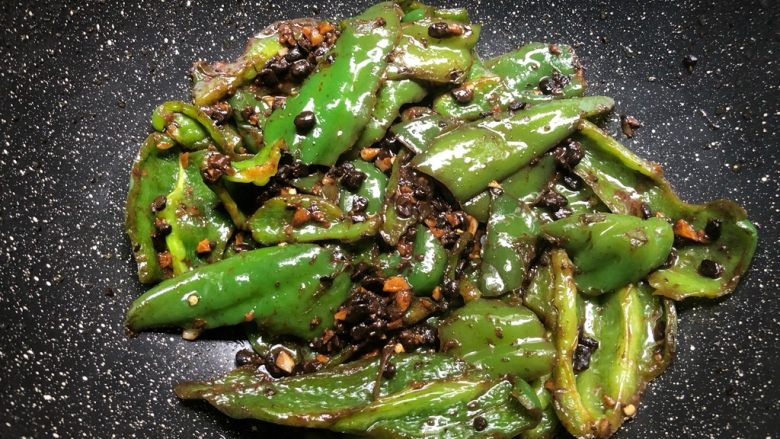虎皮青椒,翻炒3分钟,入味即可