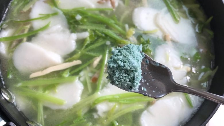 芹菜香干红肠汤年糕,加一丢丢蔬之鲜(鸡精),搅拌均匀,即可
