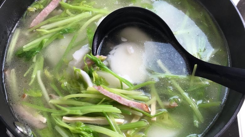 芹菜香干红肠汤年糕,稍稍搅拌,待年糕浮起再煮1分钟就可以了