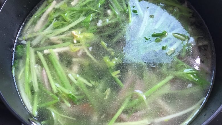 芹菜香干红肠汤年糕,加入适量清水