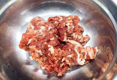 肉丁炸酱,将五花肉切成肉粒,肉粒的大小随意。
我这次切的粒比较大,熬出酱的颗粒较大,如骰子般大小,很有质感,喜欢吃肉肉的人会很解馋。