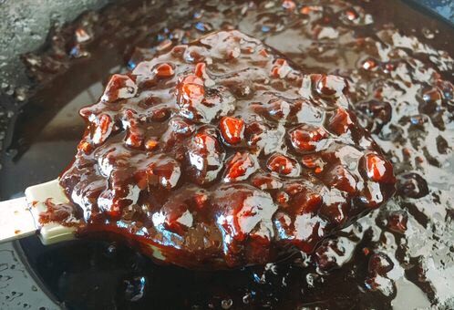 肉丁炸酱,颜色酱红透亮的炸酱做好了。 炸酱放在洁净的罐头瓶子里可保存半个月。 我们在煮好的面条里放入2勺炸好的炸酱,放上些白菜丝、黄瓜丝等蔬菜,拌着吃可香了,你们看吃炸酱面是不是很方便啊!