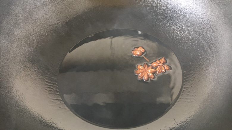 肉丁炸酱,热锅放入约5勺左右的油,放入八角,小火煸炒出香味。