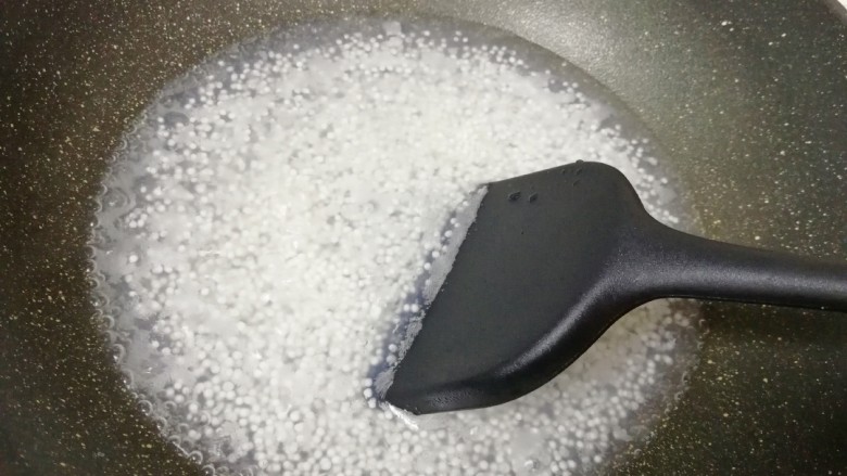 椰汁芒果西米露,再次烧开以后转中小火煮,用铲子不时的搅动一下,以免糊锅。