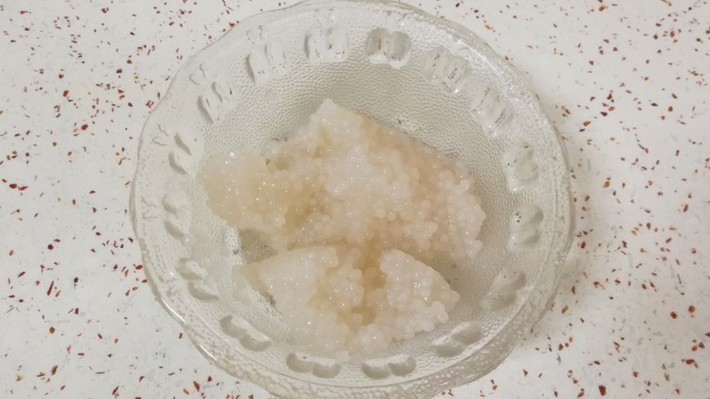 椰汁芒果西米露,冷藏过的西米放进小碗里。