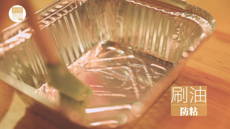 锡纸烧烤的3+3种有爱做法「厨娘物语」,锡纸碗中刷上油防粘,打入2颗<a style='color:red;display:inline-block;' href='/shicai/ 9'>鸡蛋</a>,放入10g榨菜末。
