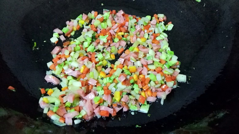 彩蔬饭团,放盐、鸡精调味,炒熟盛出备用。