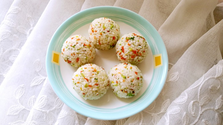 彩蔬饭团,夏天没有胃口,来一份清爽的彩蔬饭团吧!