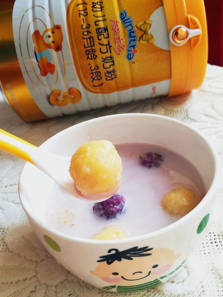美食丨宝宝专属的消暑神器,比冰激凌好吃10倍~,一碗颜值超高的小甜品就做好啦!!这道辅食,简单易做,不光适合给宝宝做甜品,当早餐吃也可以!黄色、紫色、橙色的小球摆在碗中,配上浓浓奶香,反正我作为大人都不好拒绝啦。