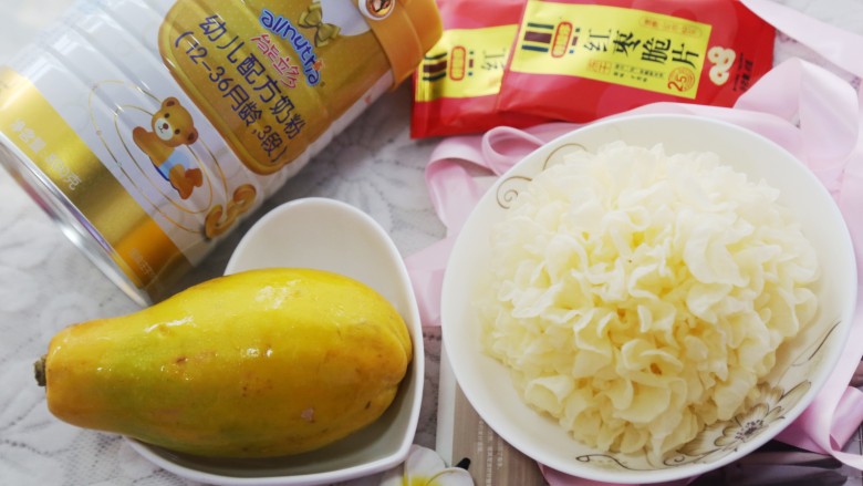 美食丨银耳木瓜牛奶羹 美容养颜饮品秒变宝宝营养辅食~,准备好所有材料,同时炖锅中加入水烧开。