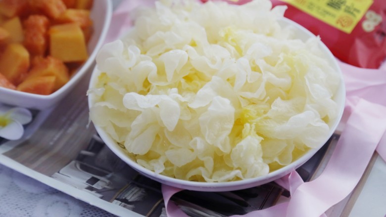 美食丨银耳木瓜牛奶羹 美容养颜饮品秒变宝宝营养辅食~,<a style='color:red;display:inline-block;' href='/shicai/ 232'>银耳</a>洗净摘掉黄色部分。