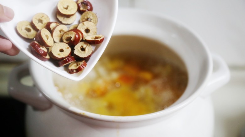 美食丨银耳木瓜牛奶羹 美容养颜饮品秒变宝宝营养辅食~,加入<a style='color:red;display:inline-block;' href='/shicai/ 2470'>红枣</a>