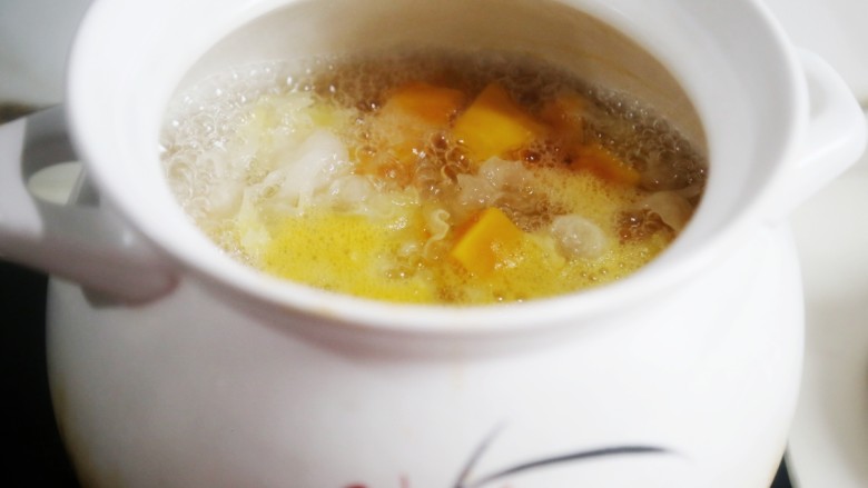 美食丨银耳木瓜牛奶羹 美容养颜饮品秒变宝宝营养辅食~,水开后转小火慢炖1小时。