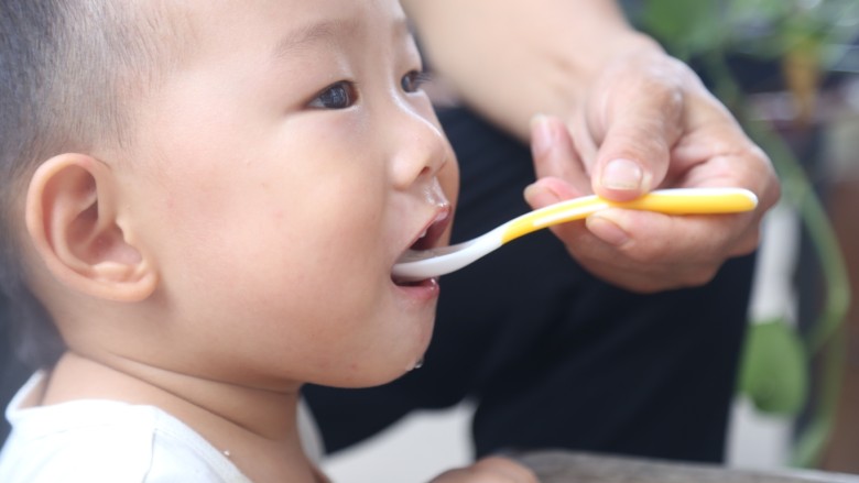 美食丨银耳木瓜牛奶羹 美容养颜饮品秒变宝宝营养辅食~,浓郁的奶香掺杂着木瓜银耳的清爽香甜,滋润又营养!简简单单一份汤羹,满足需要美容养颜的妈妈们和宝宝的营养需求,一举多得,何乐不为?