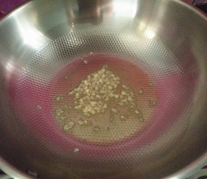蒜香野水芹,炒锅烧热倒油,下一半蒜沫小火煸香,成金黄色