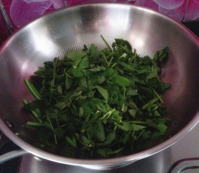 蒜香野水芹,再倒入芹菜叶,大火继续