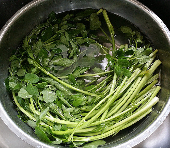 蒜香野水芹,放至清水中浸泡10分钟左右,再清洗干净