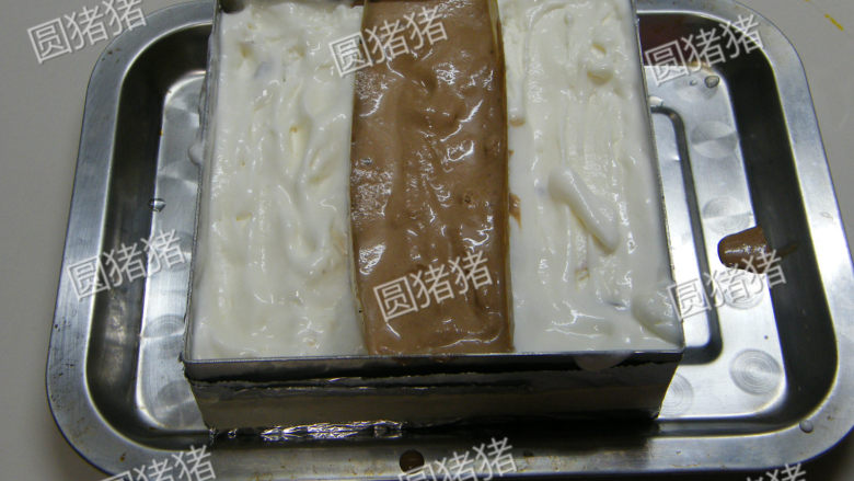 双色冰淇淋蛋糕,填好的冰淇淋再提起两片间隔的幕斯片,移入冰箱冷冻4小时,取出放室温片刻即可脱模。