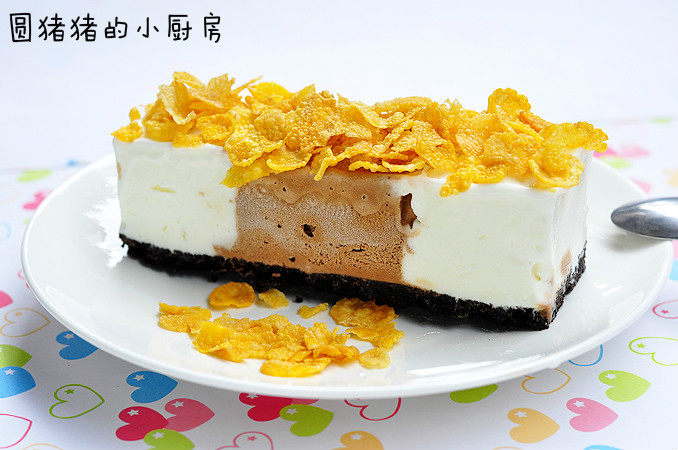 双色冰淇淋蛋糕,脱模后的冰淇淋切成长方块,再在表面洒上<a style='color:red;display:inline-block;' href='/shicai/ 140418'>玉米脆片</a>即可。