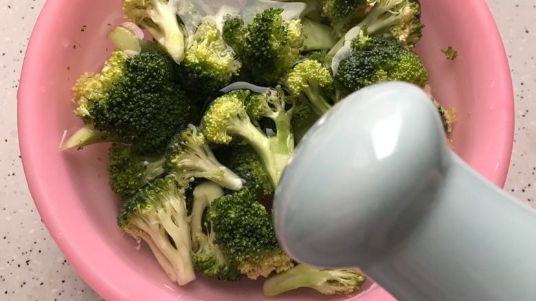 茭白拌西蓝花,用适量清水浸泡,并且加入适量细盐,搅拌均匀之后浸泡备用