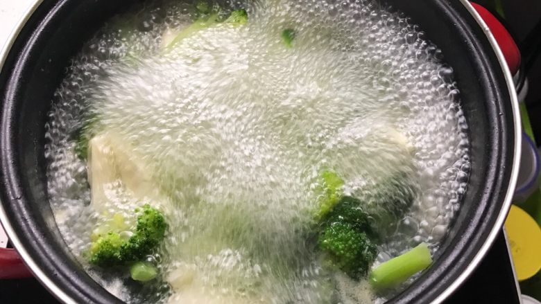 茭白拌西蓝花,大火煮熟,约摸4.5分钟