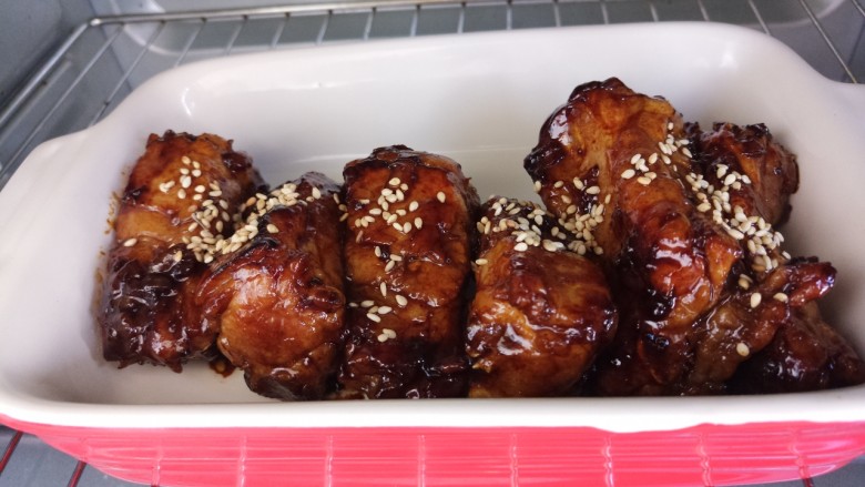 香烤排骨,然后入烤箱烤,200度,上下火烤25分钟左右。