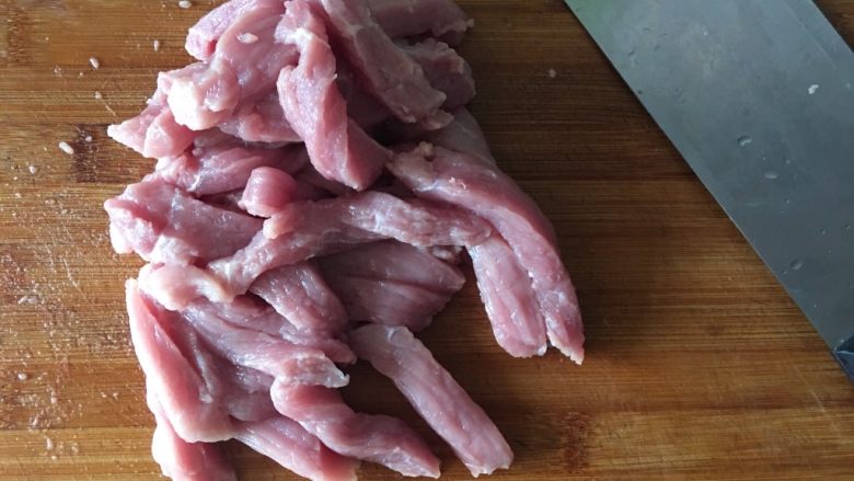 自制肉松,将颈背肉洗净,顺着纹理切成长条状