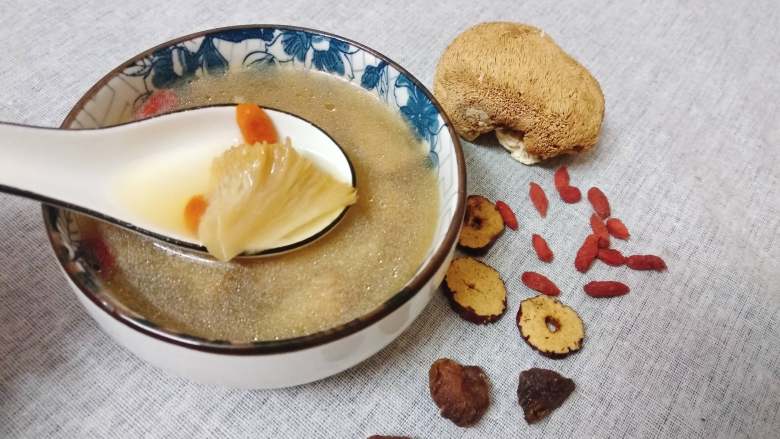 猴头菇鸡汤,熬制1小时后,放入枸杞炖10分钟即可关火