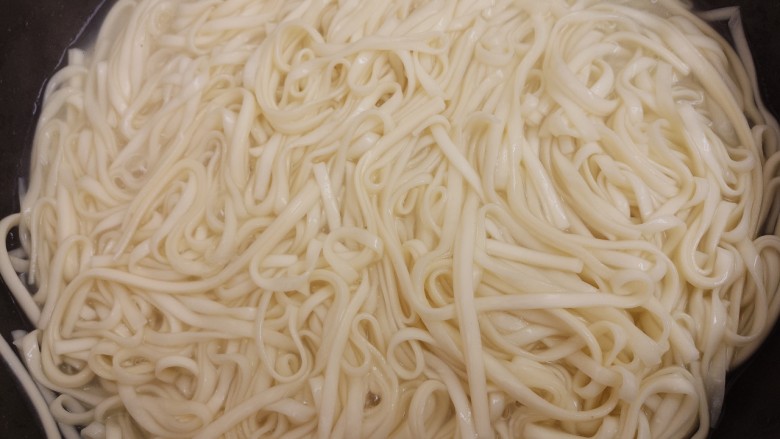 葱油拌面,水烧开,放面条煮,小火煮5分钟左右。