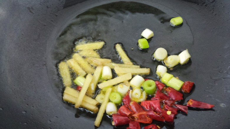 豆角炒肉末,把葱姜蒜和<a style='color:red;display:inline-block;' href='/shicai/ 86474'>干辣椒</a>,爆香。