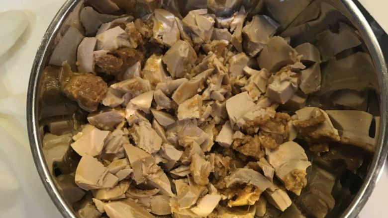 咸蛋菠菜,两个蛋黄剪碎