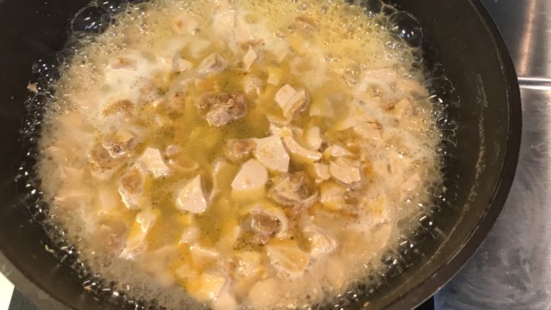 咸蛋菠菜,加入半碗水，水滚后关火，淋到沥干水的菠菜里，搅拌均匀即可