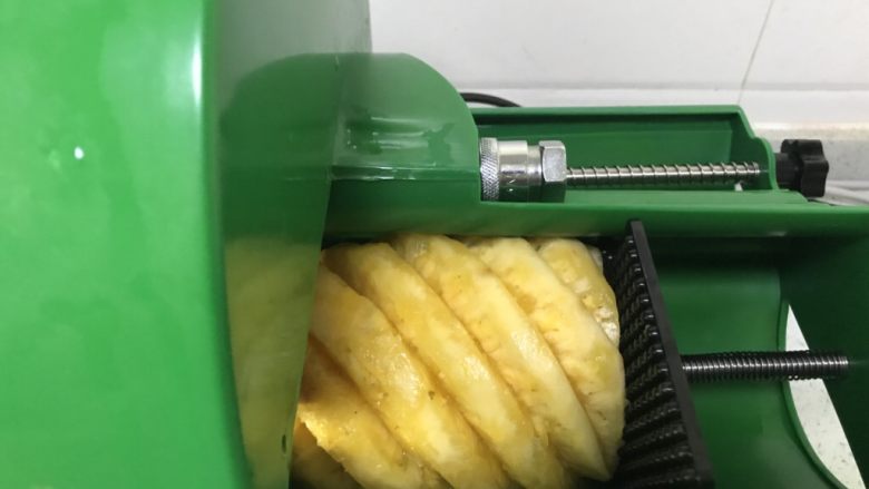 水果干,这是个神器,一个大凤梨,几圈就切完。