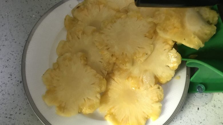 水果干,凤梨花很漂亮,用这个切片器注意刀片特别快,清洗的时候很容易划到手,我就是付出了血的代价。