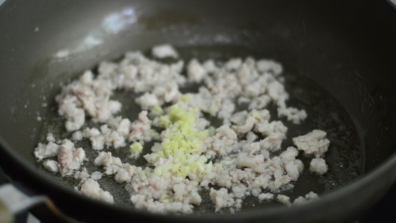 茄汁肉酱面,翻炒至肉沫变色后放入姜蒜沫,翻炒均匀