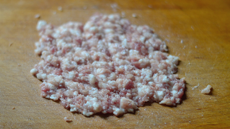 茄汁肉酱面,<a style='color:red;display:inline-block;' href='/shicai/ 428'>五花肉</a>洗净,剁成肉泥
