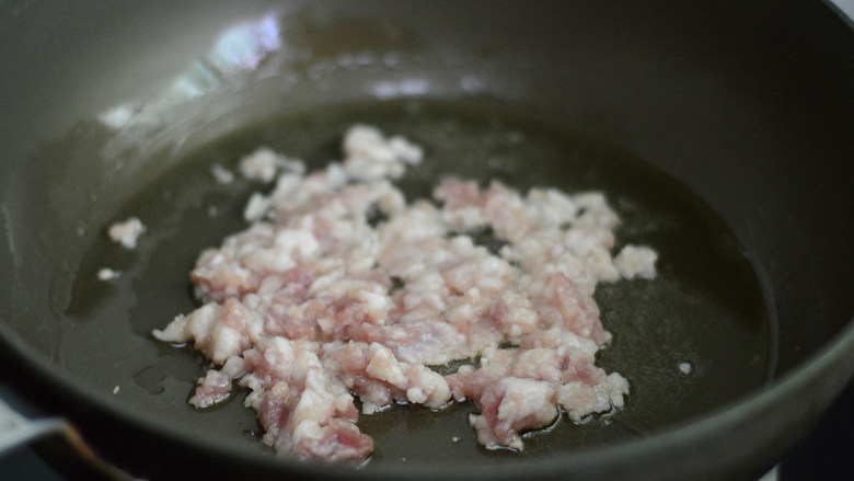 茄汁肉酱面,锅里倒入少许油,放入五花肉