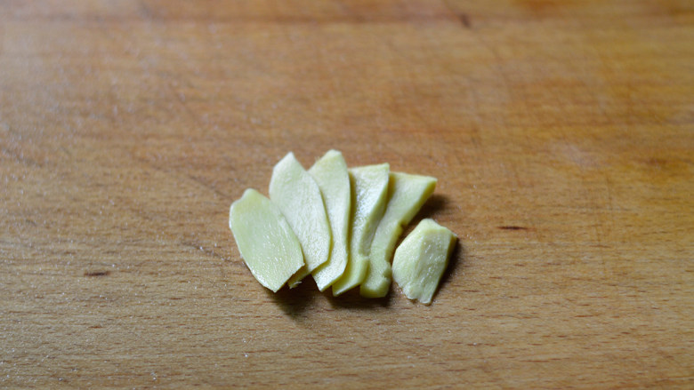 西兰花猪肝小米粥(辅食),<a style='color:red;display:inline-block;' href='/shicai/ 37'>姜</a>切成薄片
