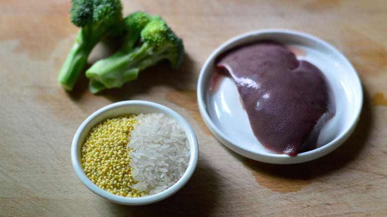 西兰花猪肝小米粥(辅食),材料准备好